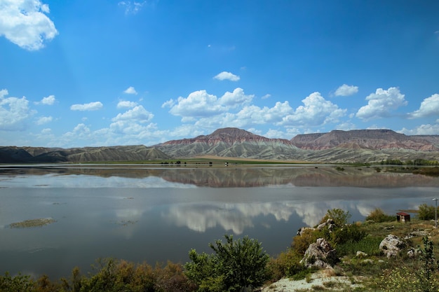 Foto un lago con montañas al fondo.