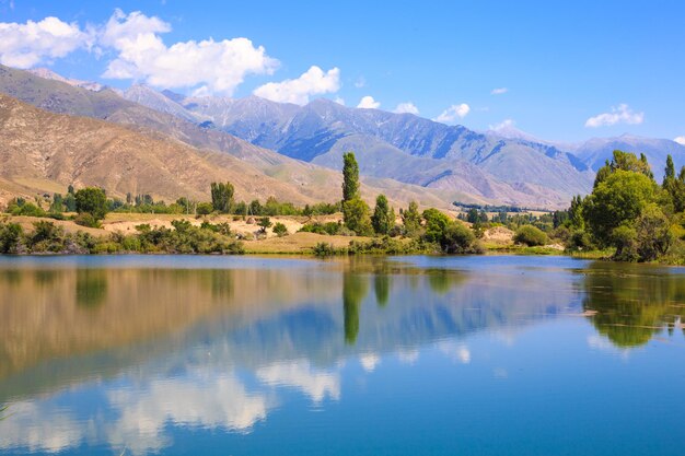 Lago en las montañas Bahía tranquila en la vegetación al atardecer Lugar para descansar Kirguistán