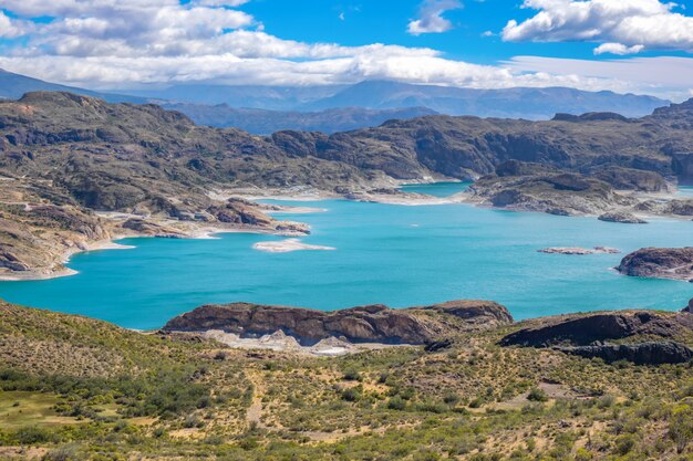 Foto lago y montañas bertran hermoso paisaje, chile, patagonia, sudamérica