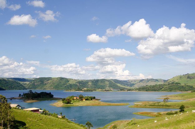 Foto un lago en las montañas con una casa al fondo