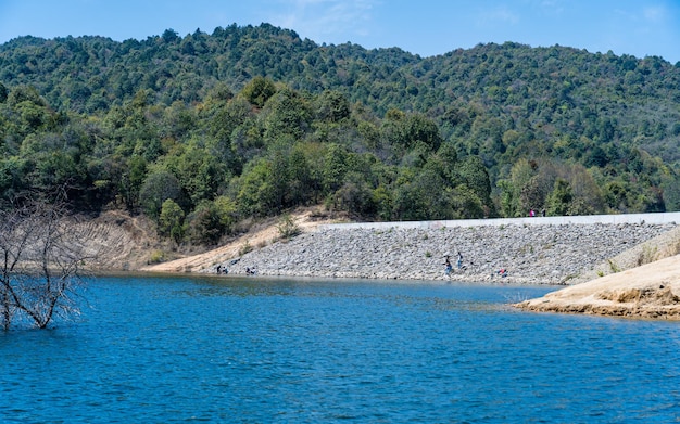 Un lago en las montañas con un cielo azul y el lago embalse Dhap en Katmandú Nepal