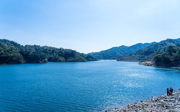 Un lago en las montañas con un cielo azul y el lago embalse Dhap en Katmandú Nepal