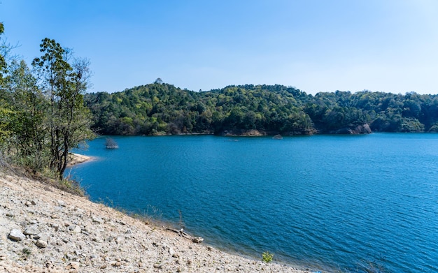 Un lago en las montañas con un cielo azul y el lago embalse Dhap en Katmandú Nepal