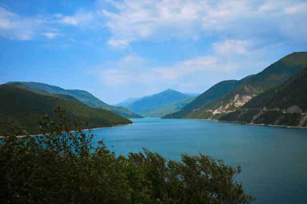 Foto lago en las montañas en un día soleado en georgia embalse en el río en las montañas
