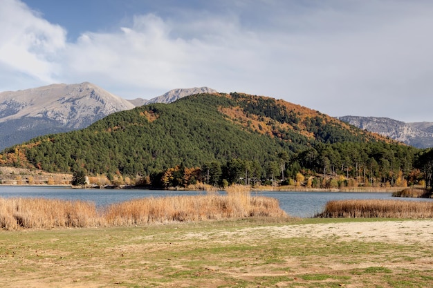 Lago en las montañas en un día soleado de otoño Grecia Peloponeso montañoso Corinthia