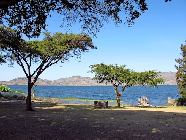 El lago en las montañas de Etiopía