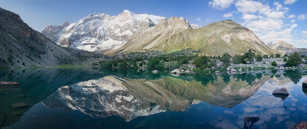 Lago en las montañas Fan en Tayikistán con hermoso reflejo