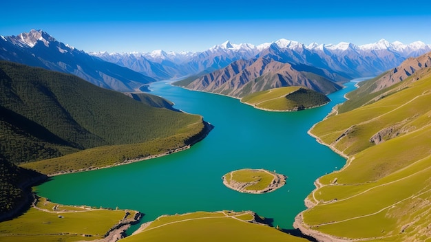 un lago con montañas en el fondo