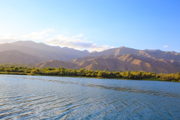 Lago en las montañas Hermosa naturaleza reflejo de nubes y montañas en agua azul Kirguistán Lago IssykKul