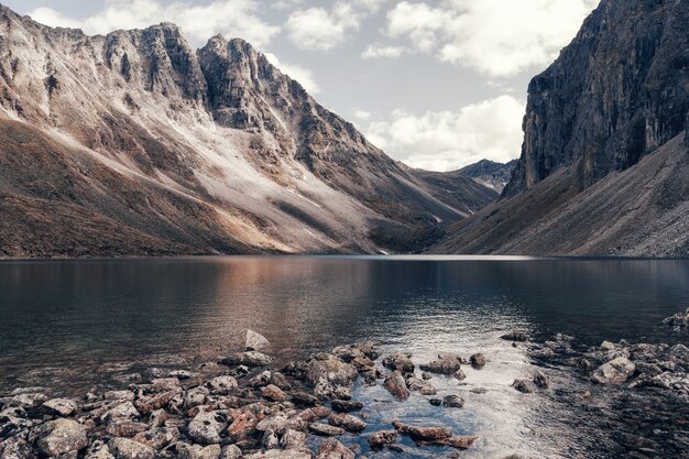 Lago en las montañas Kodar Ridge