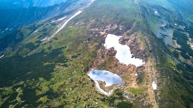 Lago en las montañas Lago Nesamovite en la cresta de la montaña Chernohora en las montañas de los Cárpatos Ucrania