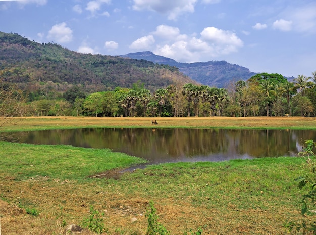 El lago en las montañas de Laos