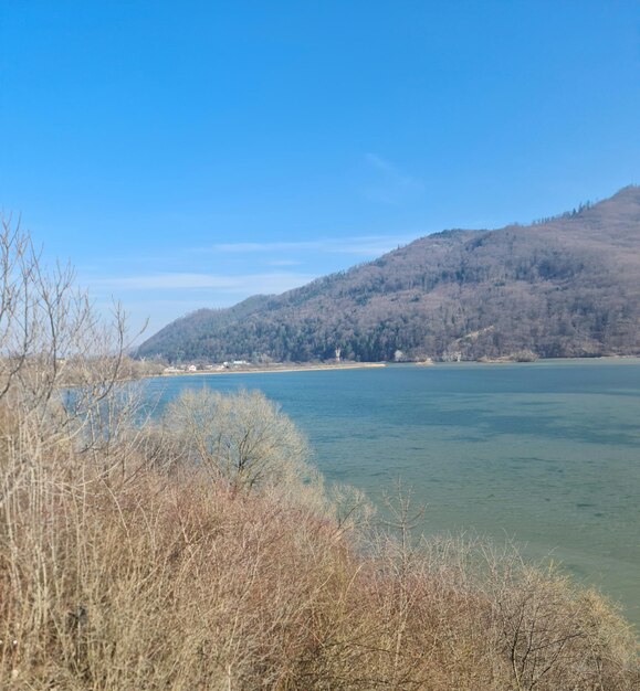 Un lago en las montañas con una montaña al fondo