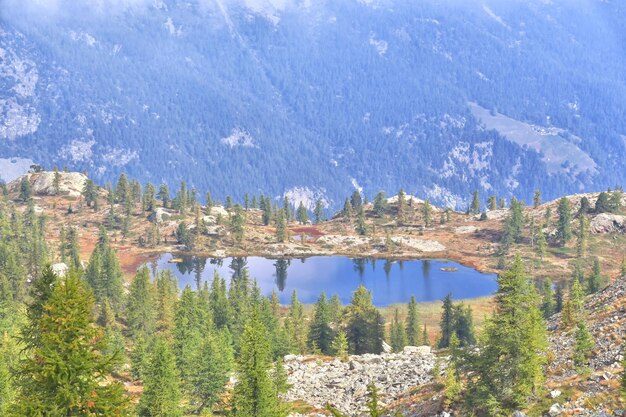 Un lago en las montañas con montañas al fondo