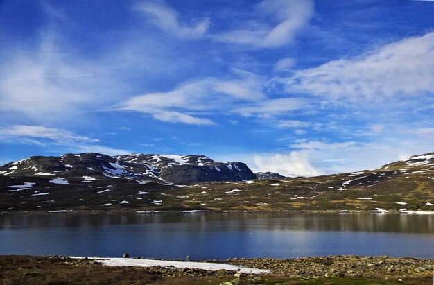 Foto lago en montañas nevadas