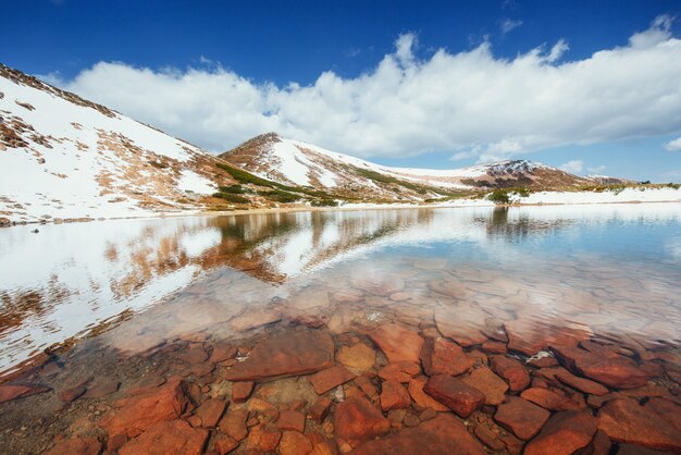 Lago entre montañas. Paisaje de primavera Montes de Cárpatos. Ucrania