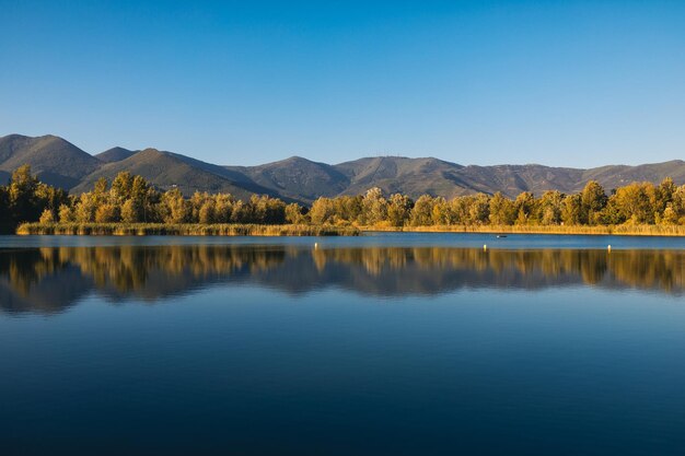 Lago con montañas reflejadas