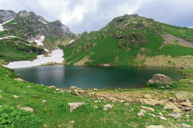 Lago en las montañas