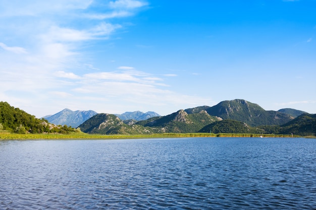 Lago y montañas