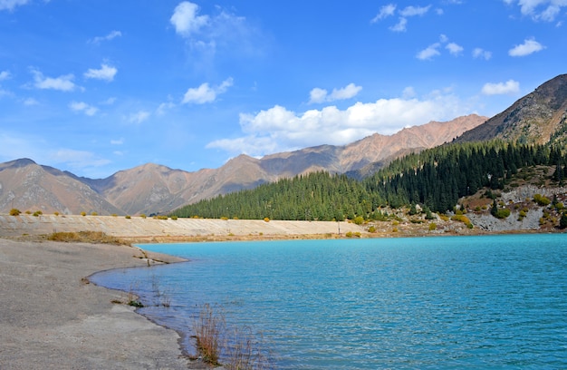 Lago en las montañas