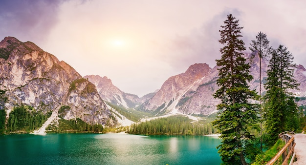 Lago en las montañas