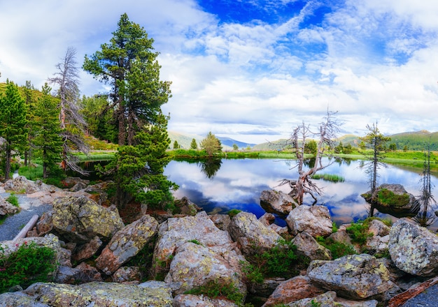 Lago en las montañas