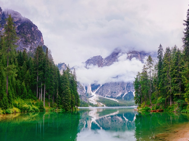 Lago entre montañas