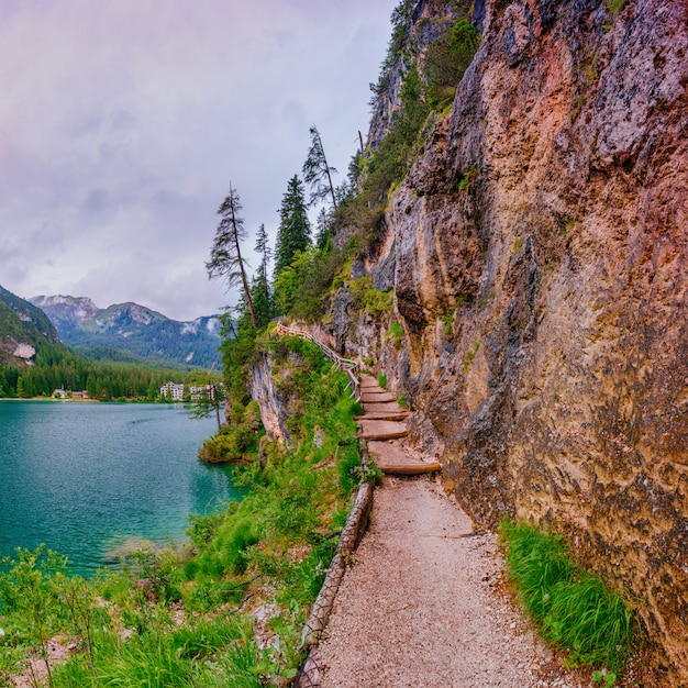 Lago entre montañas