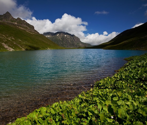 lago en las montañas