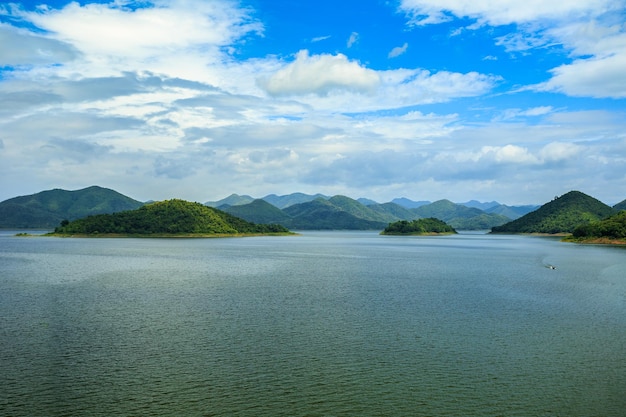 lago y montañas