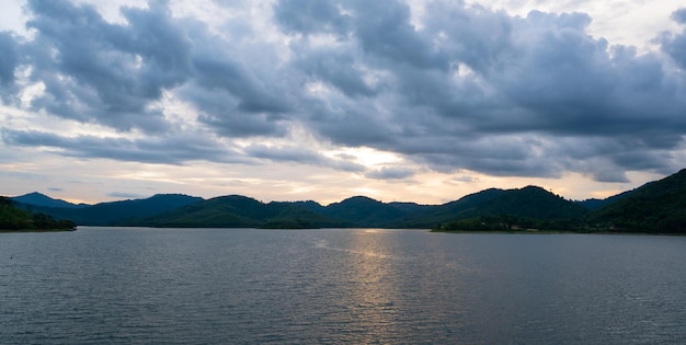 Lago en las montañas