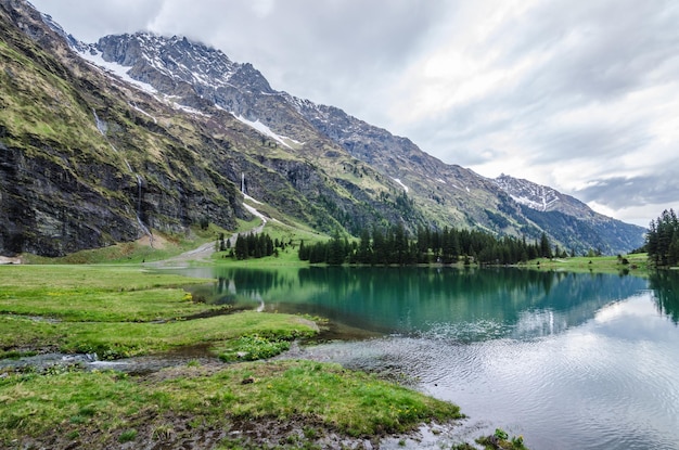 Lago y las montañas