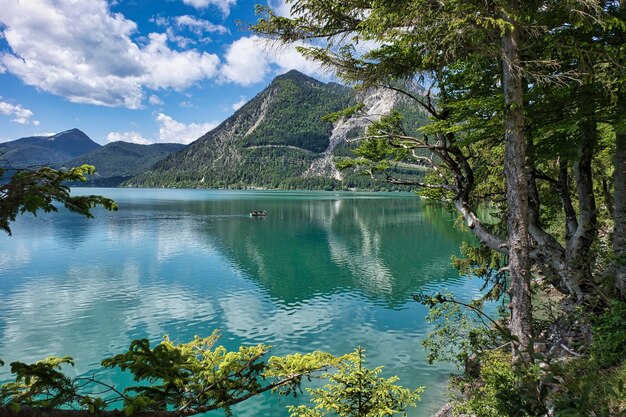 Lago en las montañas