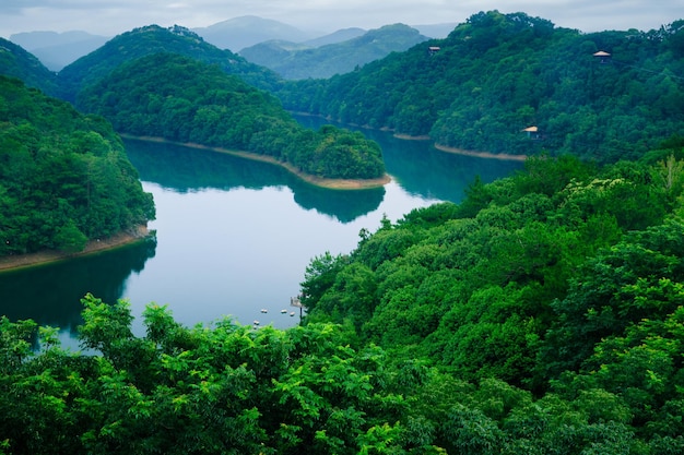 Un lago en las montañas