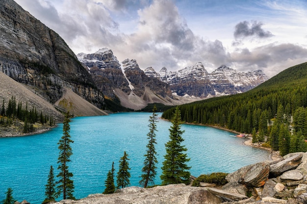 Lago moraine com montanhas rochosas canadenses no parque nacional de Banff, Alberta, Canadá