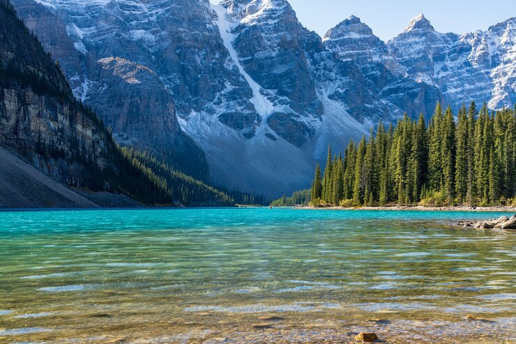 Lago Moraine hermoso paisaje en verano día soleado por la mañana. Parque Nacional Banff, Canadian Rockies, Alberta, Canadá