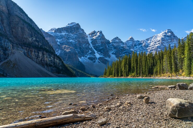 Lago Moraine hermoso paisaje en verano día soleado por la mañana. Parque Nacional Banff, Canadian Rockies, Alberta, Canadá