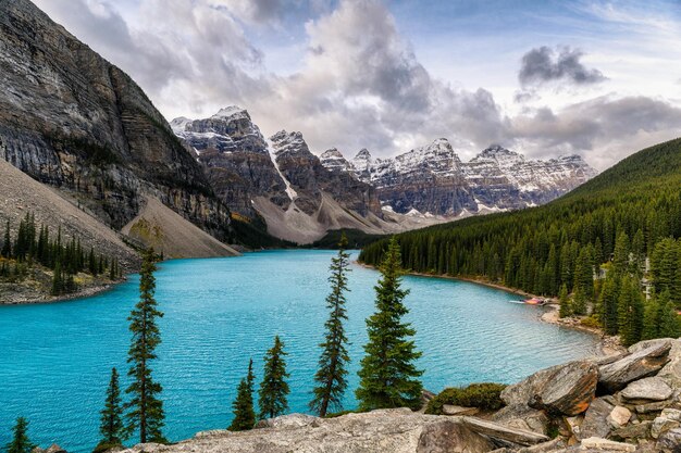 Lago de morrena con las montañas rocosas canadienses en el parque nacional de Banff