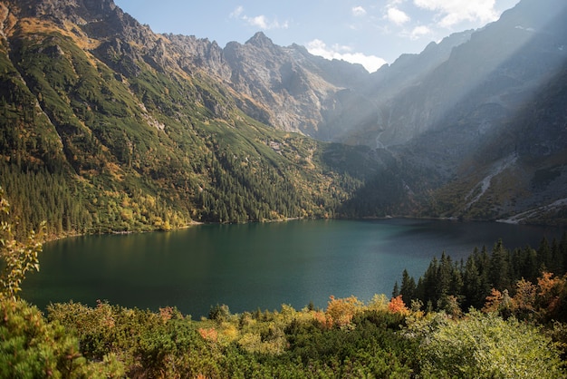 Lago Morskie Oko (ojo del mar) en las montañas Tatra en Polonia. Famoso resort polaco en el Parque Nacional Tatra, cerca de la ciudad de Zakopane.