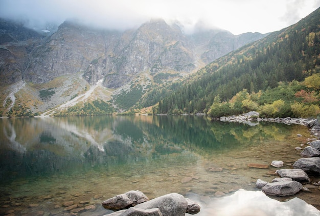 Lago Morskie Oko (olho do mar) nas montanhas Tatra na Polônia. Famosa estância polonesa no Parque Nacional Tatra, perto da cidade de Zakopane.
