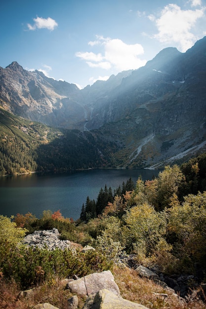 Lago Morskie Oko (Olho do Mar) nas montanhas Tatra, na Polônia. Famoso resort polonês no Parque Nacional de Tatra, perto da cidade de Zakopane.