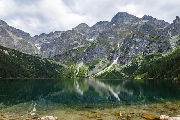 Lago de Morskie Oko u Ojo del Mar en la cordillera de los Altos Tatras del Parque Nacional Tatra