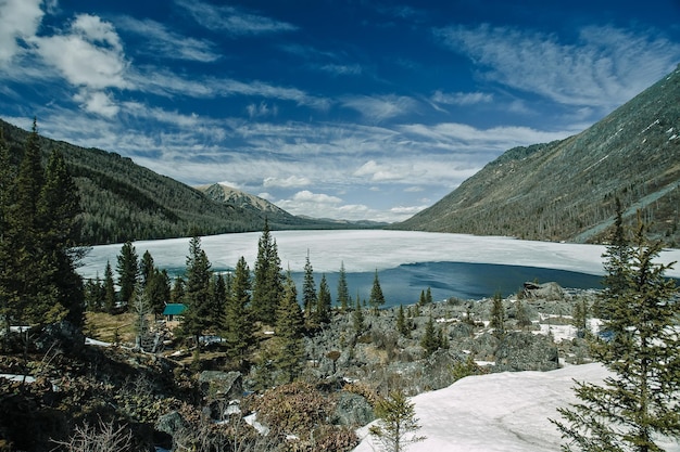 Lago Multinskoe com montanhas de neve Altai