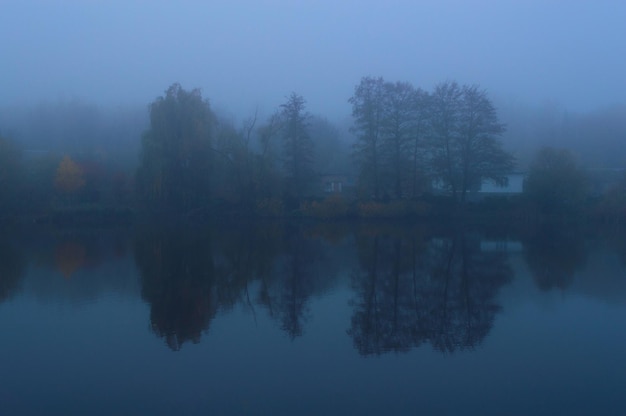 Lago na manhã nublada de outono