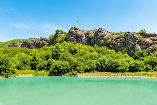 Lago na paisagem das montanhas