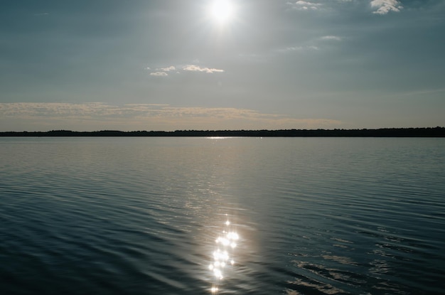 Lago na paisagem de horizonte de dia ensolarado de verão