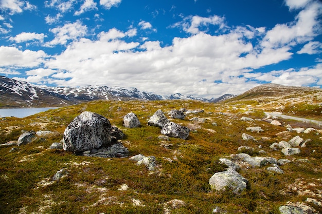 Lago na paisagem de montanhas