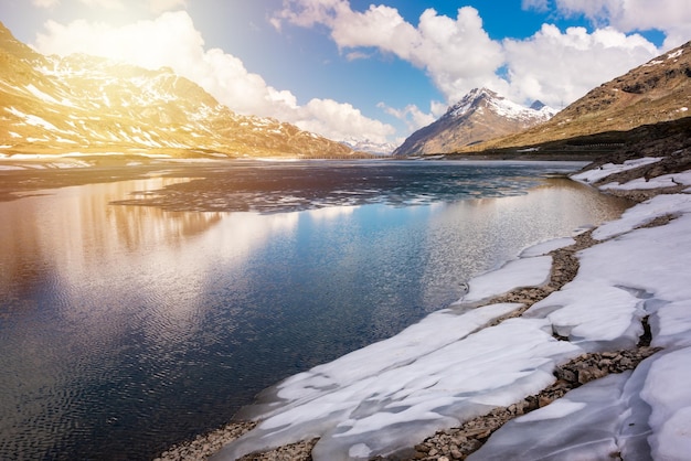 Lago na Suíça na primavera com algumas alpes de gelo paisagem