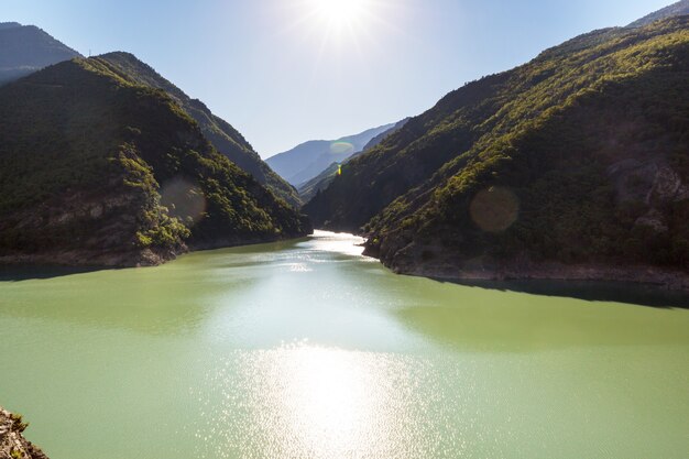 Foto lago na turquia. belas paisagens de montanhas.