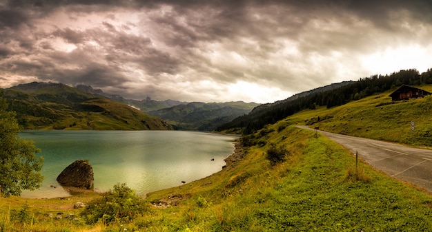 Foto lago nas montanhas altas com reflexo das montanhas no lago.